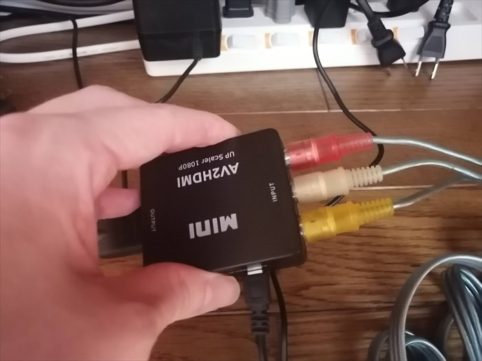 HDMI変換コンバーターに赤白黄色ケーブルを接続した様子