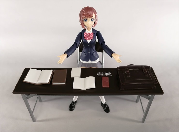 テーブルの上に付属品を広げている様子