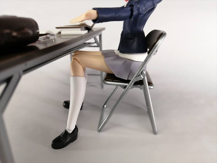折りたたみ椅子に座っている小鳥遊暦
