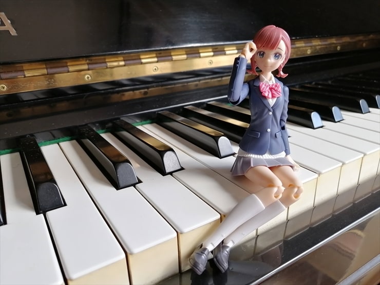 ピアノの上に座っている小鳥遊暦