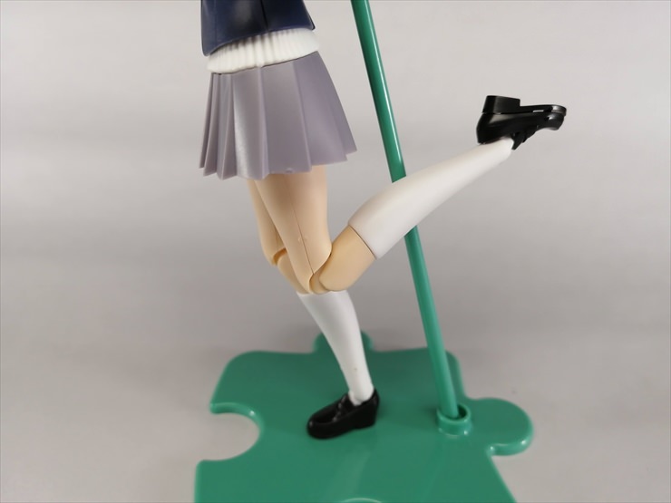膝を曲げて可動範囲をチェックしてる様子