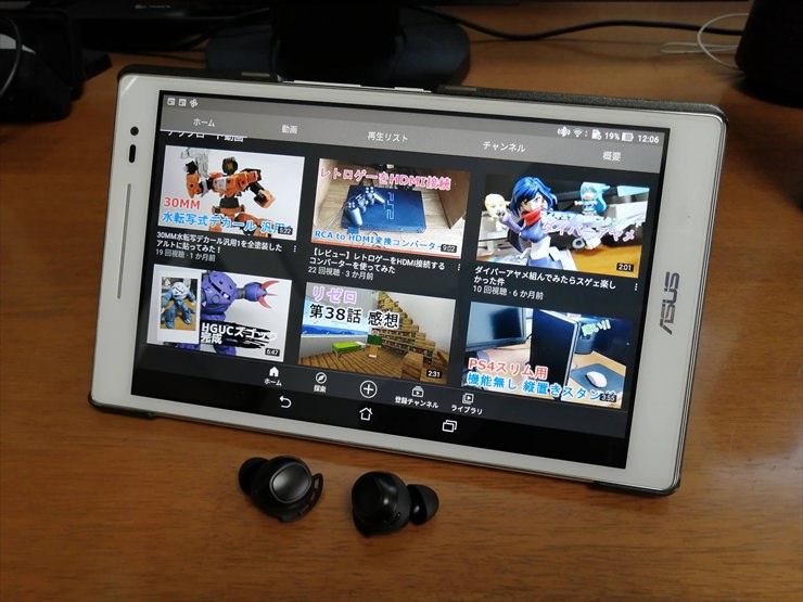 YouTubeを表示させてるタブレットとワイヤレスイヤホン